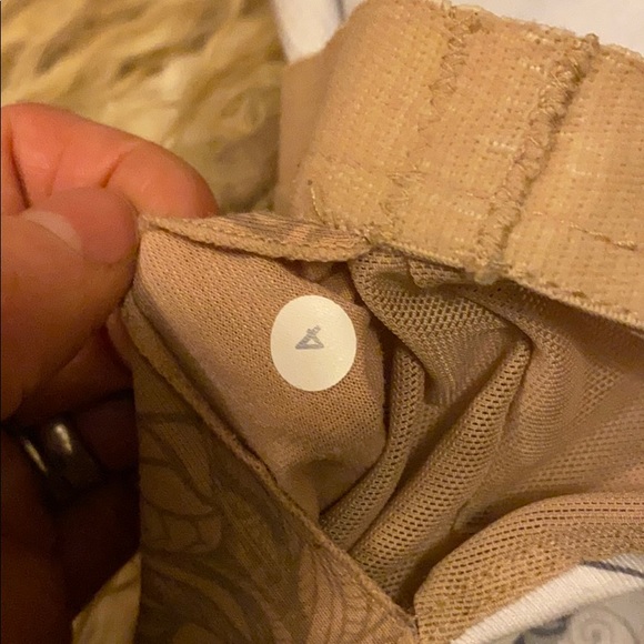 Lululemon tank top size 4 Great used condition - Picture 4 of 4